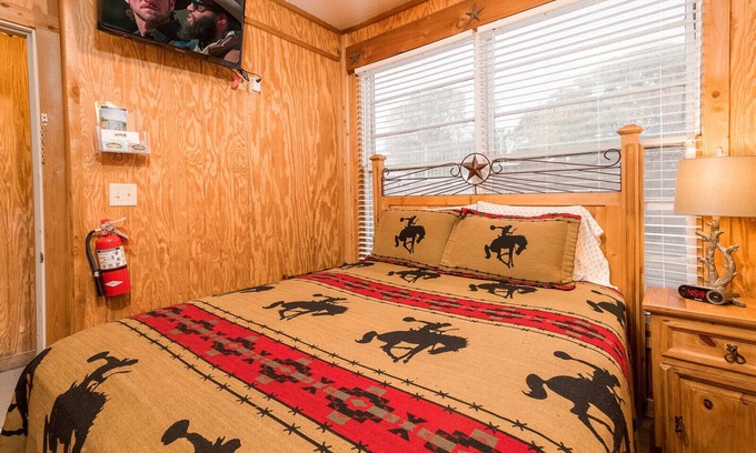 Bandera Hotel | Pet-Friendly Bandera Bunkhouse On Main #2 - Rated 10/10