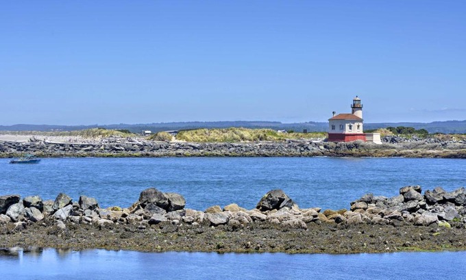 Bandon House | Charming Bandon Retreat with Patio near South Jetty Park
