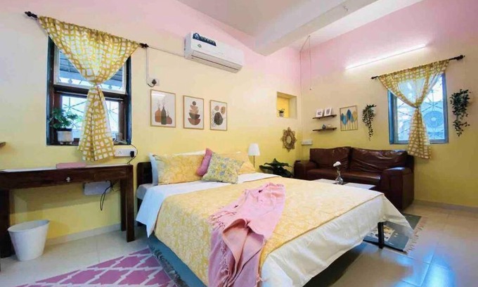 Pali Hill Apartment | Cozy Bandra Studio near Carter Road with Pet-Friendly Amenities