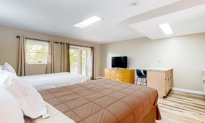 Baneberry Hotel | Discover Baneberry Inn: Family & Pet-Friendly Retreat