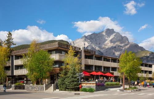 Banff Hotel | Pet-Friendly Retreat at Banff Aspen Lodge with Hot Tub