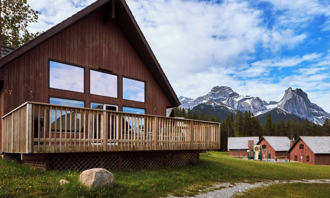 Canmore Cabin | Escape to Banff Gate Mountain Resort: Family-Friendly Retreat