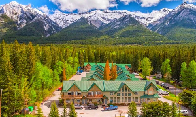 Harvie Heights House | Inviting Banff Gate Townhouse with Private Entrance & Kitchen