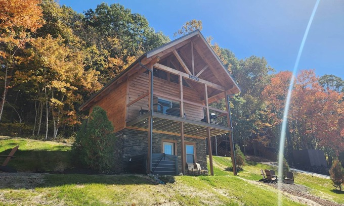 Scio Villa | Relaxing Lakeview Lodge in Banff with Hot Tub & Pet-Friendly
