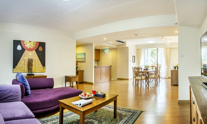 Asoke Apartment | Bangkok Shortstay: Your Ideal Retreat with Pool & Kitchen