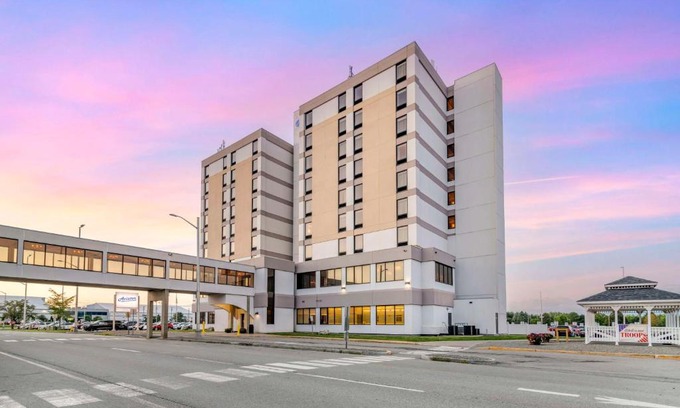 Bangor Hotel | Bangor Aviator Hotel: Oceanfront Retreat with Great Amenities