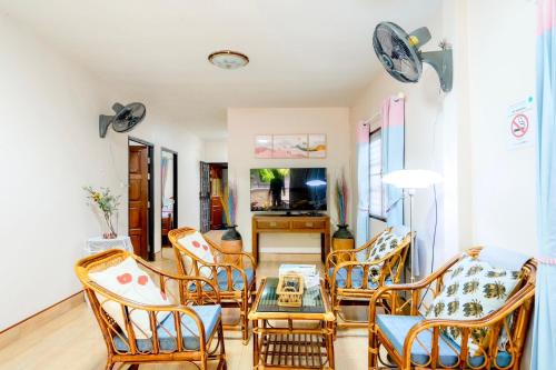 Phongprasan House | Discover Bangsaphan Paradise Brown House: A 4-Star Retreat