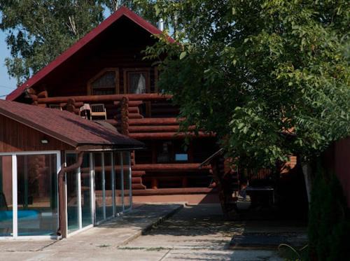 Nyzhnje Selyshche House | Explore Banik: Pet Friendly with Pool & Hot Tub Delight