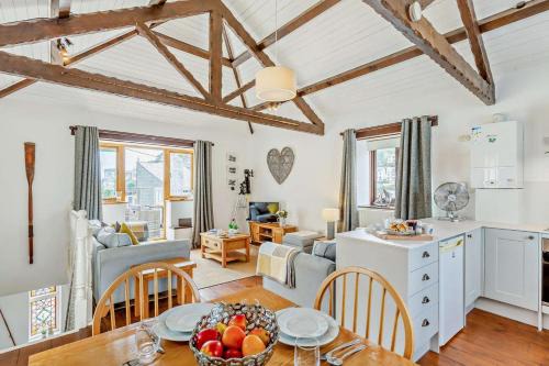 Looe House | Top-Rated Banjo Cottage: Pet & Child Friendly Retreat