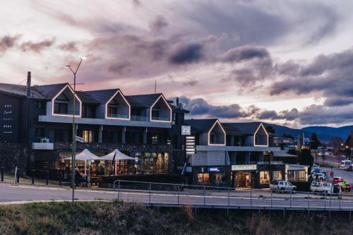 Jindabyne Hotel | Family-Friendly Stays at Banjo Paterson Inn with Breakfast
