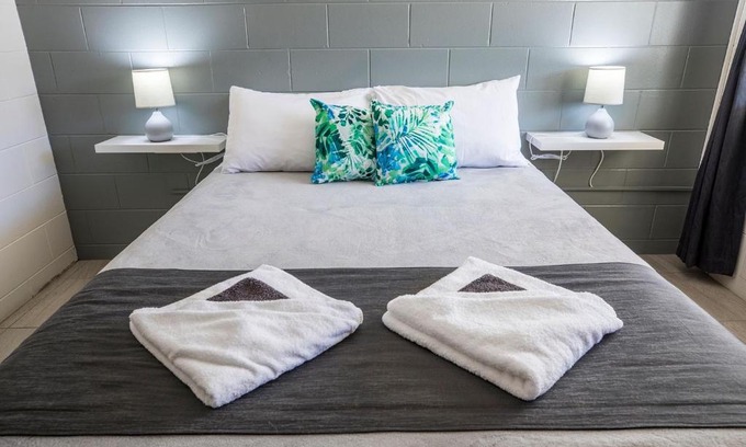 Rosslea Hotel | Relaxing Stay at Banjo Paterson Motor Inn with Ocean Views