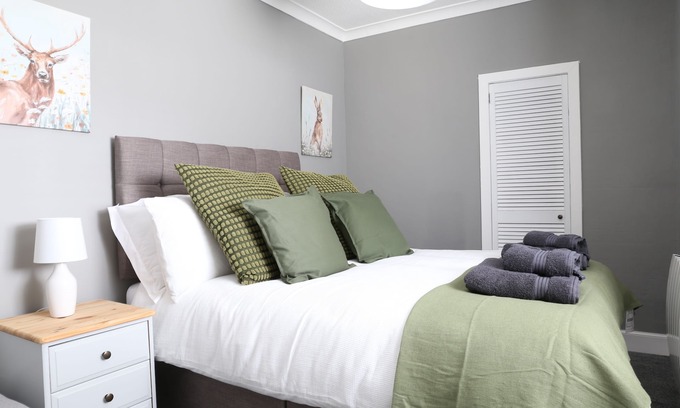 Crieff Cottage | Cozy Bank Place Apartment with Kitchen & Breakfast for Two