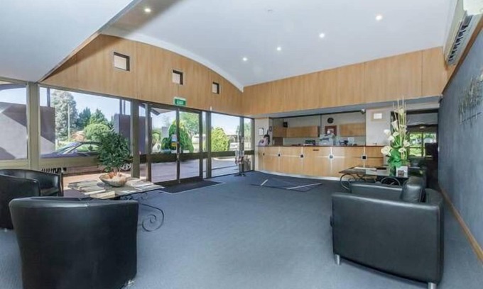 Collie Hotel | Cozy Banksia Motel Collie: Pool, Breakfast & Family-Friendly
