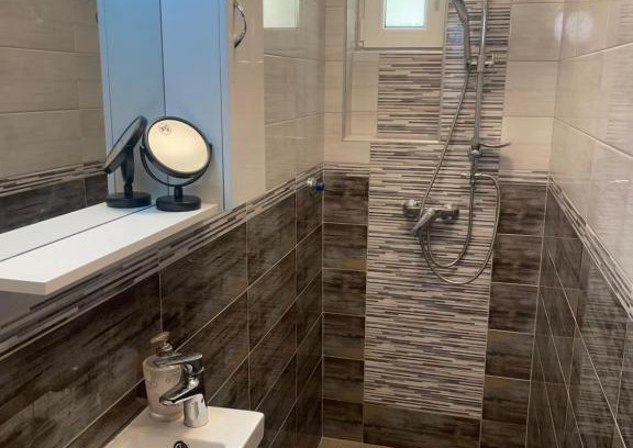 Ujlak Apartment | Family-Friendly Stay at Banner Apartman for Memorable Trips