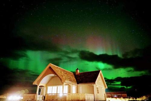 Flakstad Cabin | Beachside Bliss at BanPim Lofoten with Ocean Views