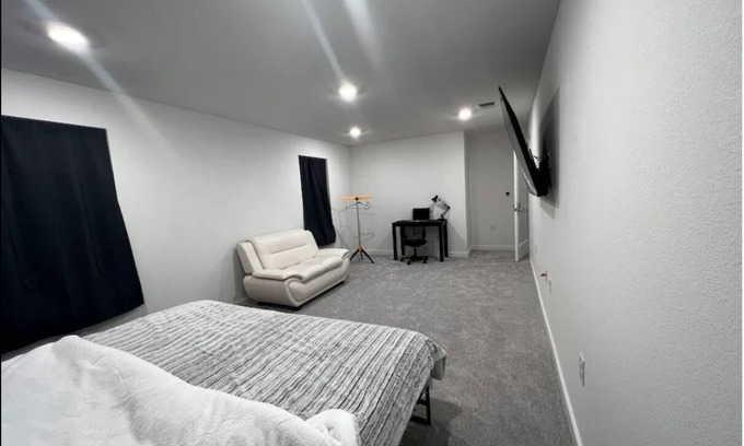 Austin House | Premium Comfort at Banty Villa - Master Lounge Awaits!