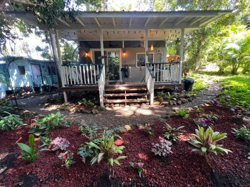 Honaunau-Napoopoo Ski Chalet | Family-Friendly Retreat at Banyan Bungalow Awaits You