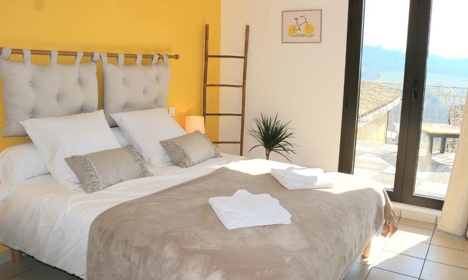 Villars Hotel | Pet-Friendly Bar des Amis with Restaurant & Breakfast Options