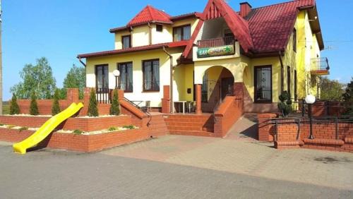 Szczercow Hotel | Cozy Bar Oaza: Family-Friendly with Breakfast Included