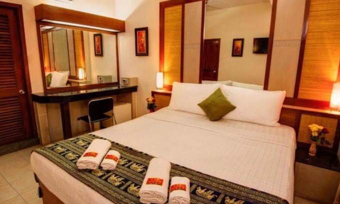 Daun Penh Hotel | Pet-Friendly Bar Oz Riverside Guesthouse with Pool Access