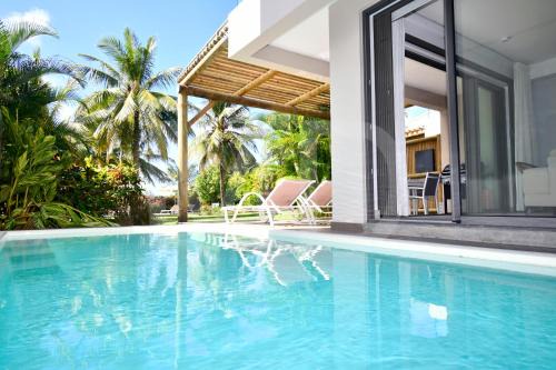 Calodyne House | Barachois 8: Modern Waterfront Retreat with Private Pool