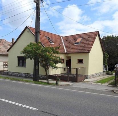 Bar House | Pet-Friendly Retreat at Barackos Vendégház Bár - 8/10 Rated