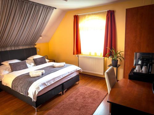 Tihany House | Discover Barackvirág Vendégház: Oceanfront Bliss Awaits
