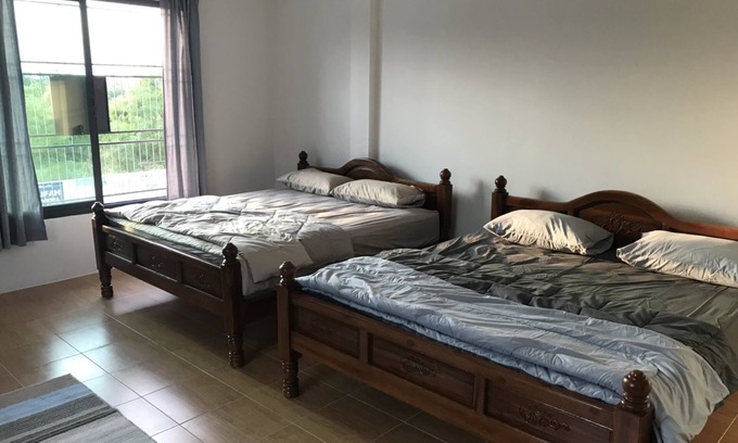 Hua Toei Hotel | Budget-Friendly Stay at BarandBed URT with Breakfast Included