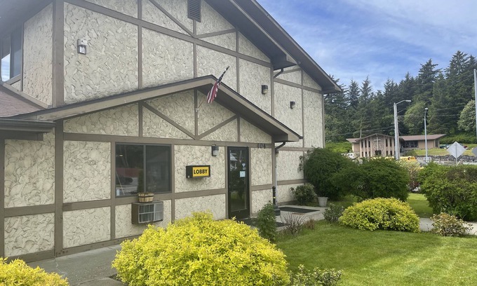 Sitka Hotel | Pet-Friendly Baranof Lodge with Breakfast & Family Amenities