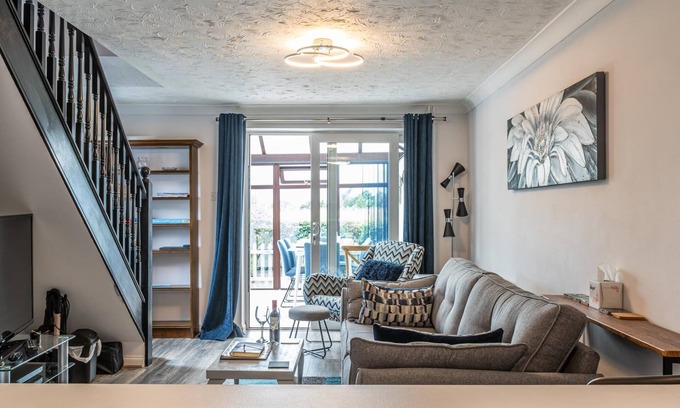 Elmswell House | Family-Friendly Barbers Row with Complimentary Breakfast