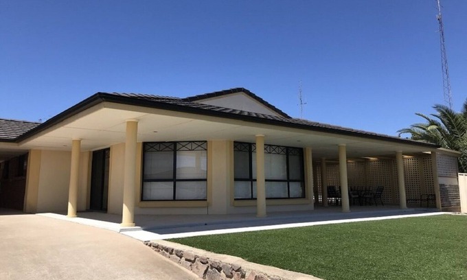 Wallaroo House | Barbican Close: Oceanfront Retreat at Wallaroo Marina