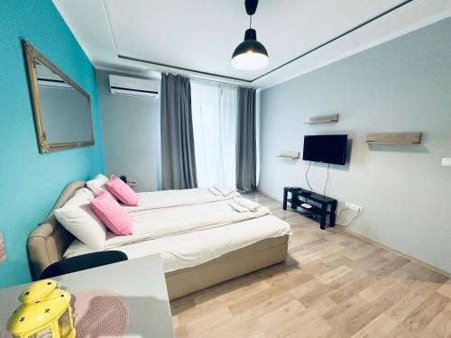 Studentski Grad Apartment | Discover Barbie Studio: Family-Friendly with Dining Options