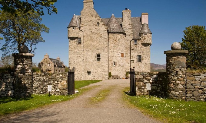 Benderloch Bed & Breakfast | Experience Elegance at Barcaldine Castle - 5-Star Retreat