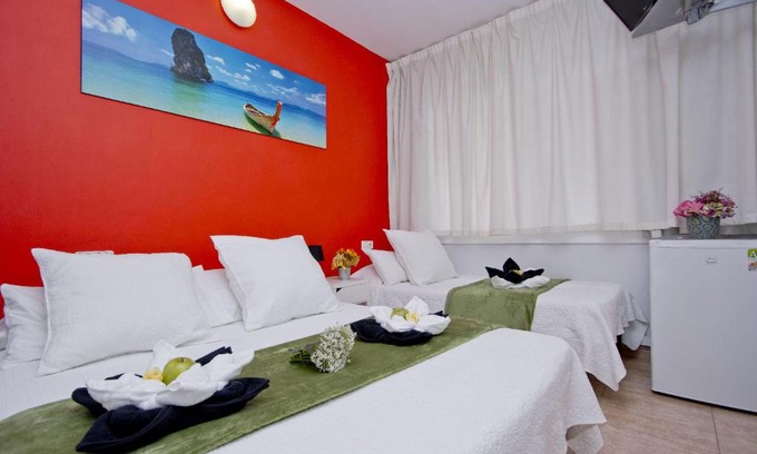 El Putget i Farro House | Comfortable Barcelona City North Hostal for Families & Pets