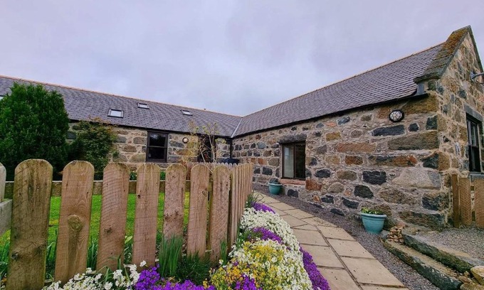 Alford House | Barclay’s But n Ben: Guest Rated 9.8 with Hot Tub Access