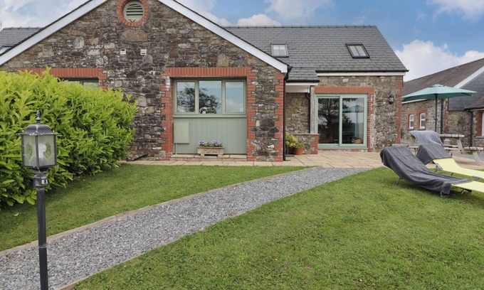 Golden Grove House | Pet-Friendly Barcud Cottage with Character in Llandeilo