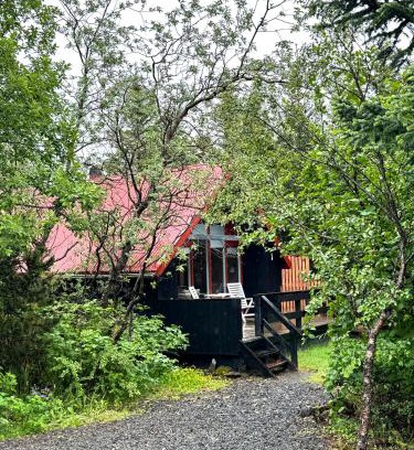 Hvalfjarðarsveit House | Charming Bard Cottage: Guest Rated 9.2 with Hot Tub