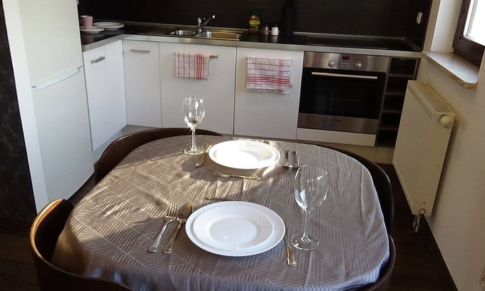 Gorce Apartment | Convenient Stay with Free Parking in Prime Location