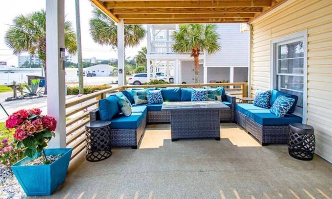 Morehead City House | Beachfront Bliss at Barefoot Beach South: Bay Views Await!