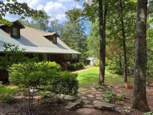 Dahlonega Hotel | Discover Barefoot Hills: Pet-Friendly Bliss Awaits You