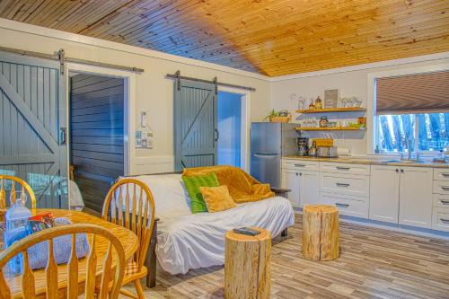 Christina Lake Hotel | Idyllic Barefoot Villas and Retreat with Private Beach Access