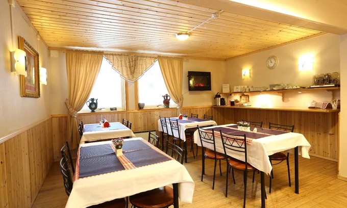 Kirkenes Hotel | Cozy Barents Frokosthotell: Family-Friendly with Breakfast