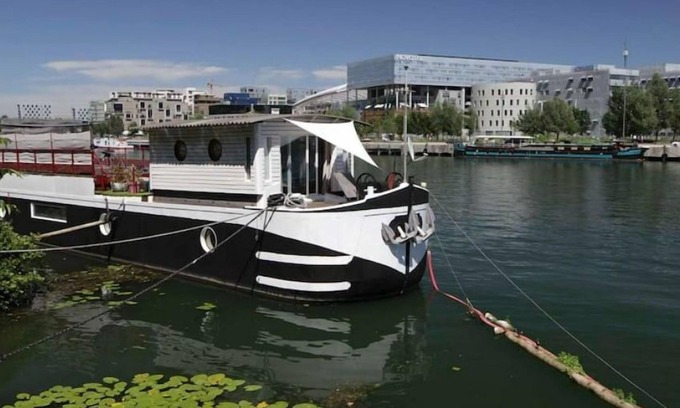 Lyon City Centre Boat Rental | Stunning Barge Retreat with Terrace & Spa, 5 Min to Center