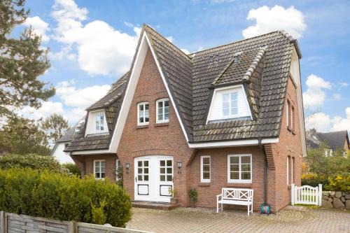 Munkmarsch Apartment | Discover Barig Hues EG: Pet-Friendly Retreat with Pool