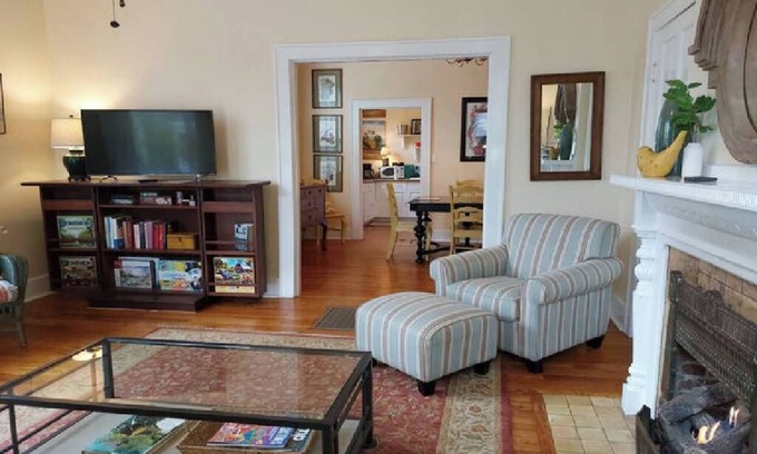 East of Broadway Cottage | Inviting Barkley Cottage - Cozy 1 Bedroom Retreat