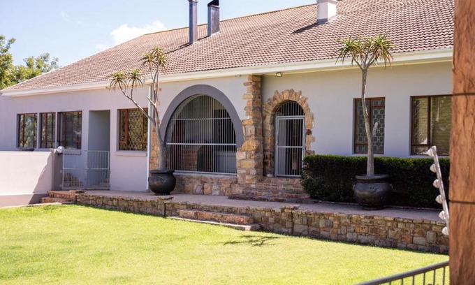 Uitenhage House | Cozy Barkly Street Guesthouse with Family-Friendly Amenities