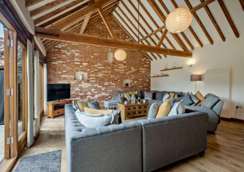 East Dereham House | Pet-Friendly Escape at Barley Barn: Ideal for Families