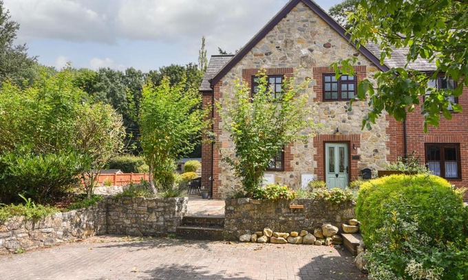 Smallridge House | Inviting Barley Cottage: Pet & Child Friendly Escape