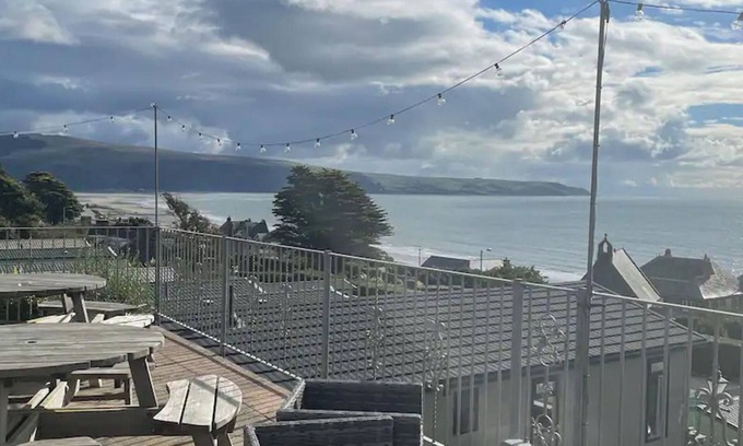 Barmouth Cabin | Relaxing Hillside Sea View 2-Bed Retreat in Barmouth