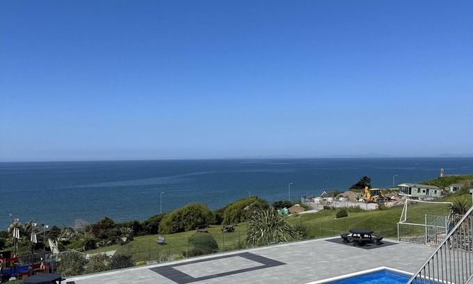 Fairbourne Cabin | Scenic Hillside Sea View Retreat with Pool & Breakfast